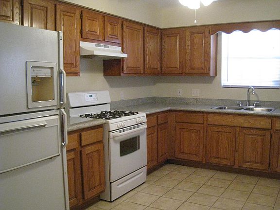 Full Kitchen w/Granite counter tops, plenty of storage space! You can almost smell the cookies in the Oven!