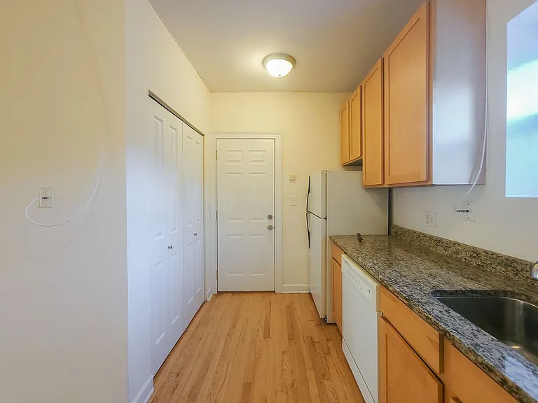 3912-28 N. Pine Grove — Photo 17