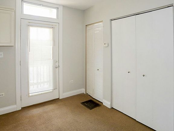 5th image of 3852-2 N Southport Ave