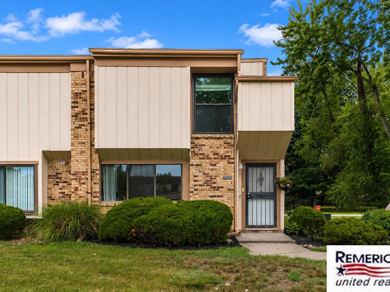 2 bed, 1.5 bath, 1217 sqft, $1,700 — Photo 1