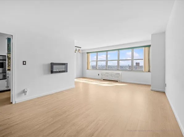 555 Kappock Street image 1 of 12