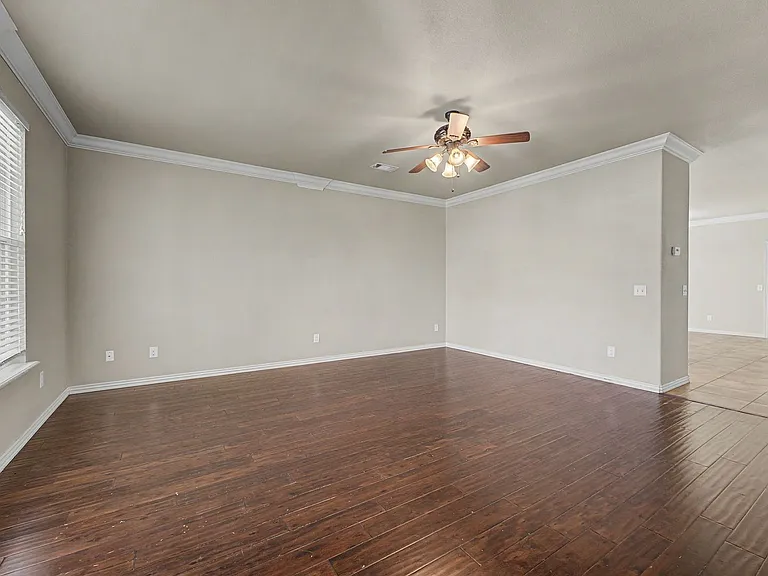 592 N Longfellow Ln — Photo 4