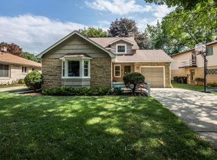 10119 W Vienna Ave, Wauwatosa, WI 53222