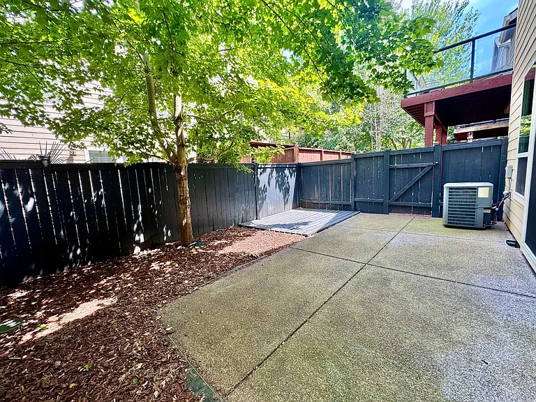 10302 NE 4th St — Photo 37