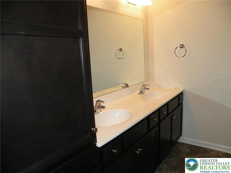 631 Linden St — Photo 7