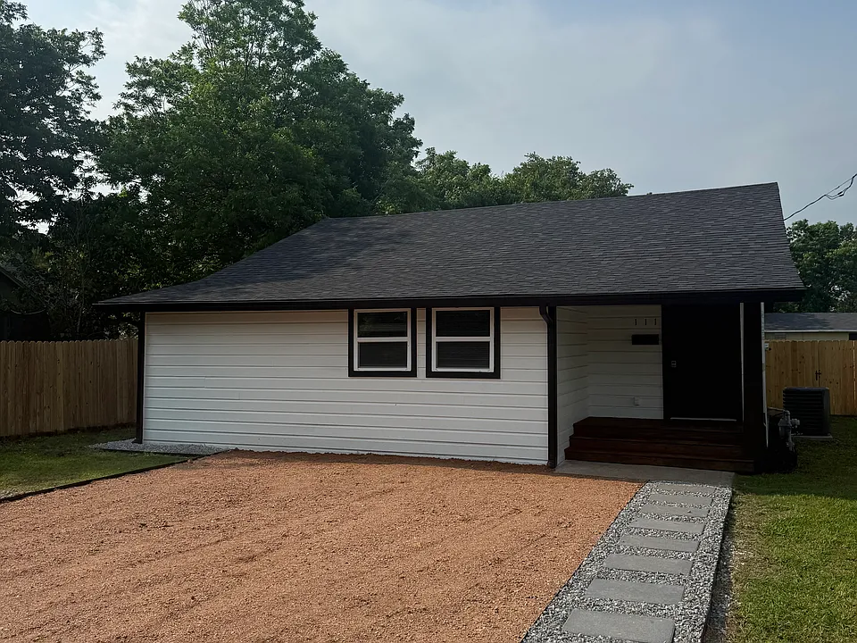 111 E San Antonio Ave