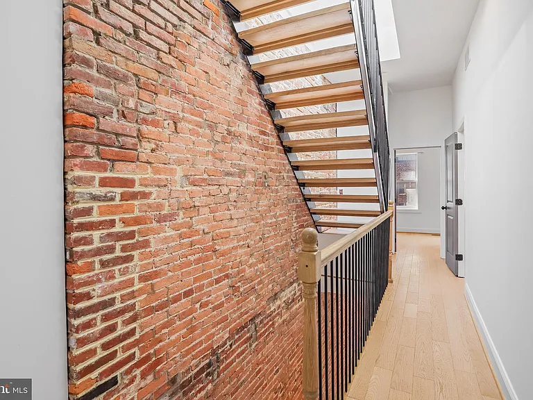 104 W Heath St — Photo 13