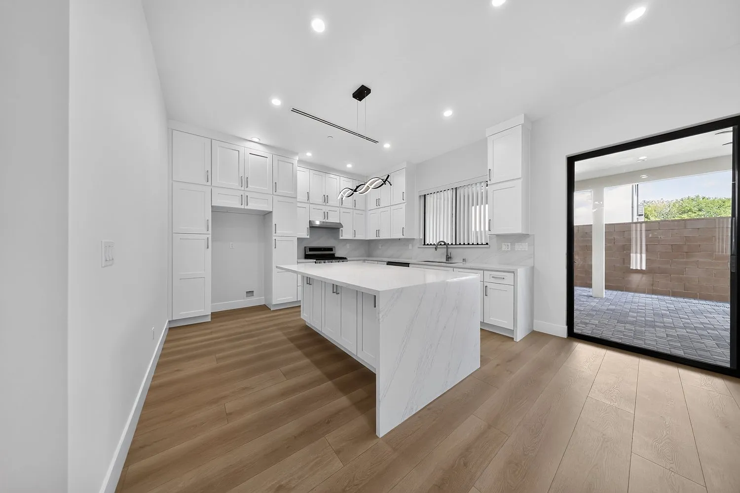 4 bed, 2700 sqft, $5,500 — Photo 1
