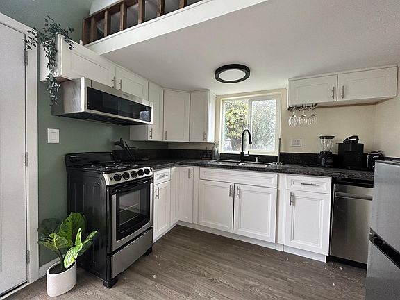 4th image of 2891 Whitney St #A