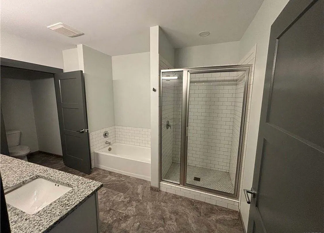 1 bed, 1040 sqft, $1,900 — Photo 2