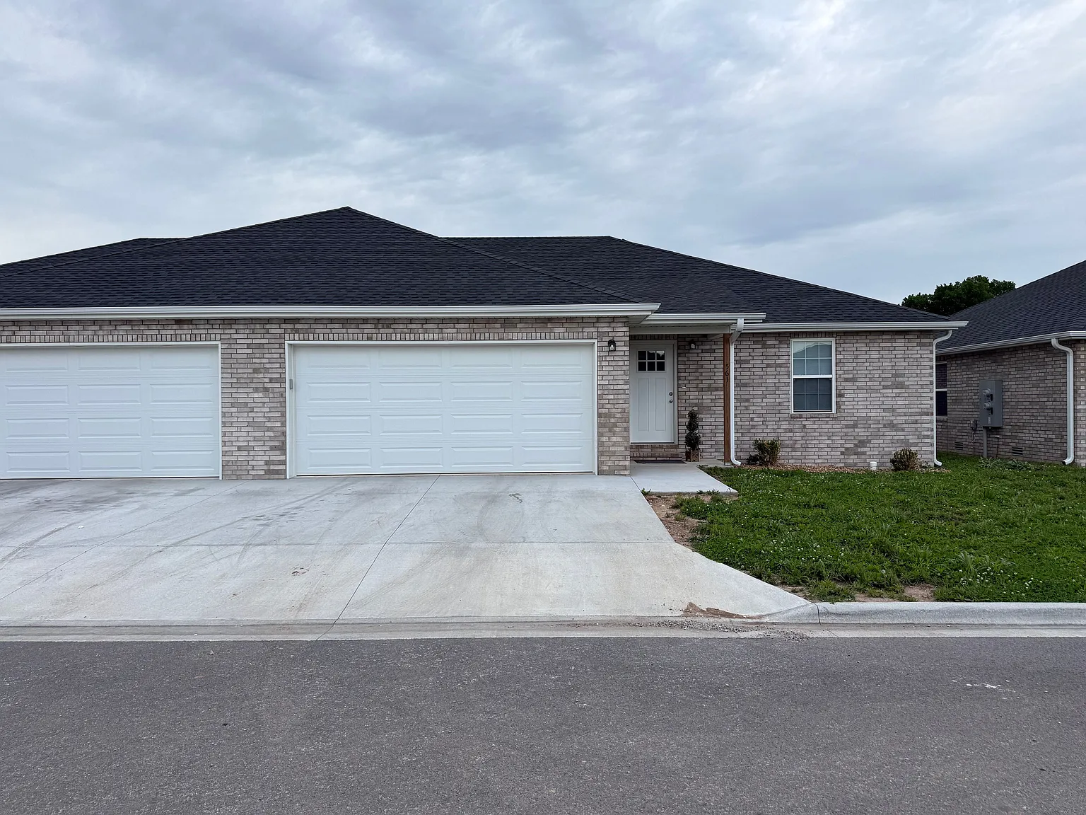 3 bed, 2.0 bath, 1400 sqft, $1,350 — Photo 1