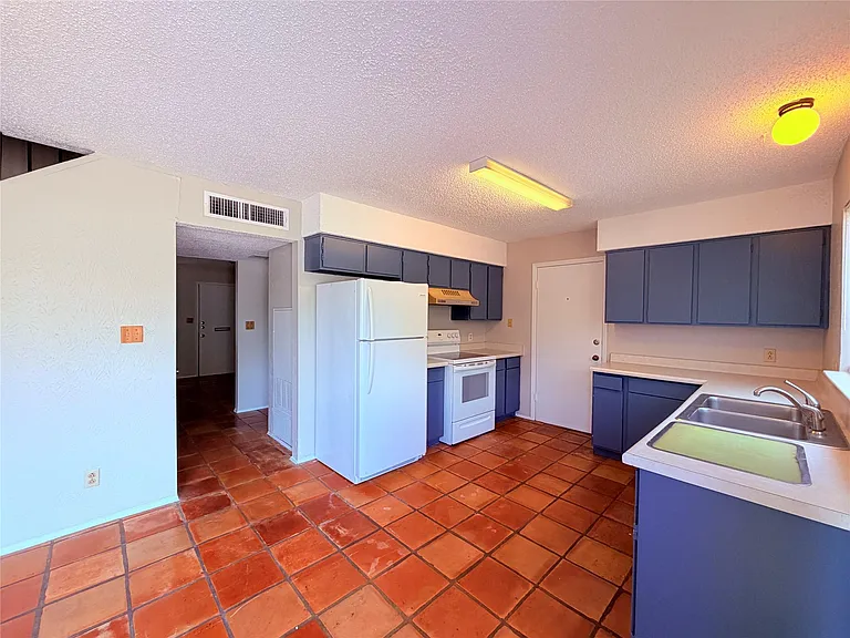 9611 Blue Creek Ln — Photo 11