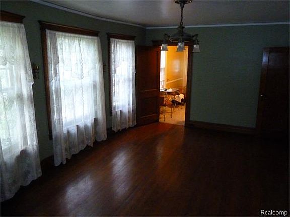 5th image of 1098 Lakepointe St