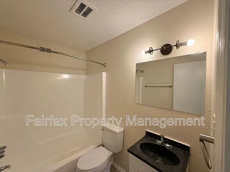 1011 Burke St #13 — Photo 6