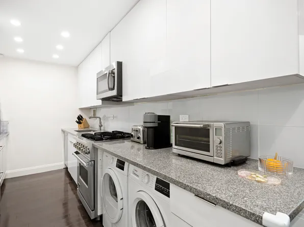 330 East 38th Street image 7 of 10