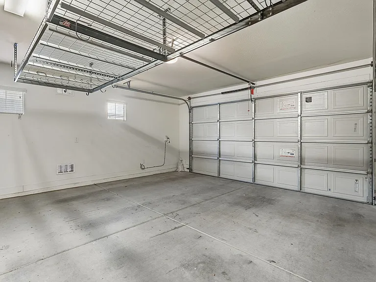 216 E Beatryce St — Photo 34