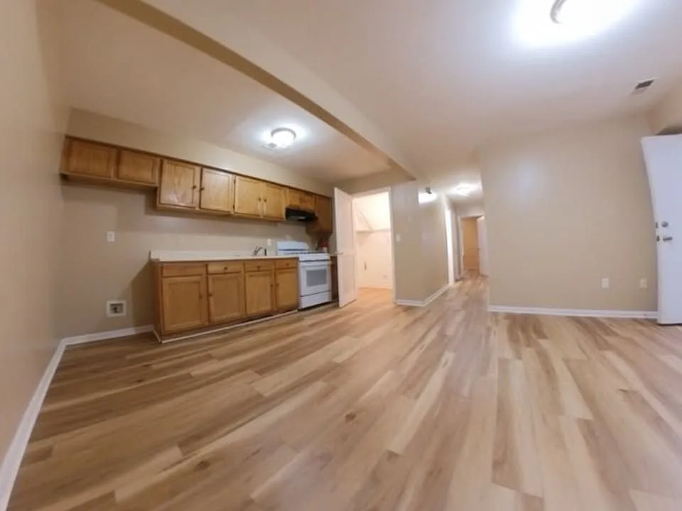 3 bed, 1.0 bath, 1000 sqft, $1,900 — Photo 4