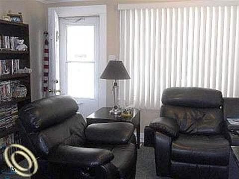 3rd image of 1220 E Jarvis Ave
