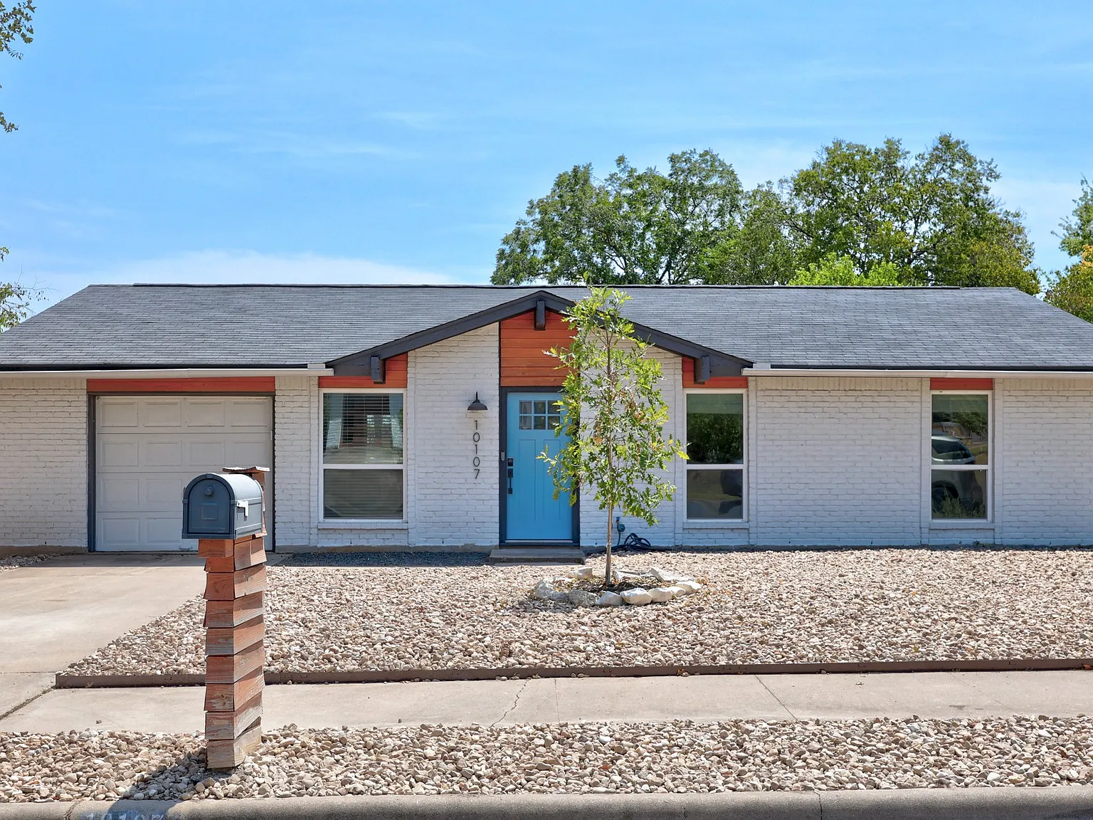 3 bed, 1230 sqft, $2,195 — Photo 3