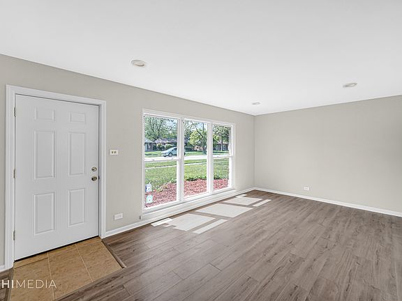 4th image of 1363 Hirsch Ave