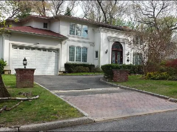 110 Maple Dr, Great Neck, NY 11021