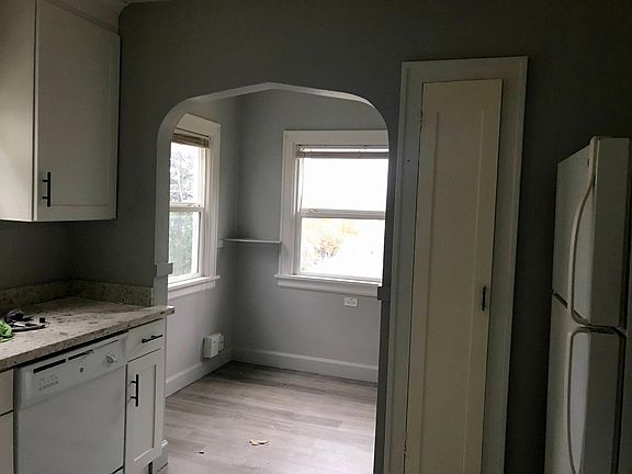 kitchen w/ eat in nook