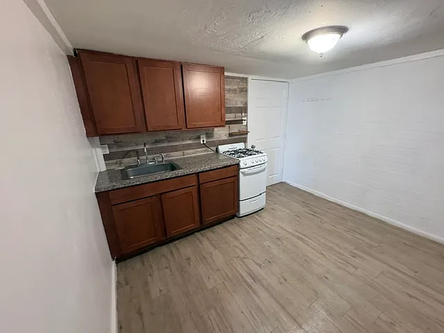 Studio, 400 sqft, $1,300 — Photo 2