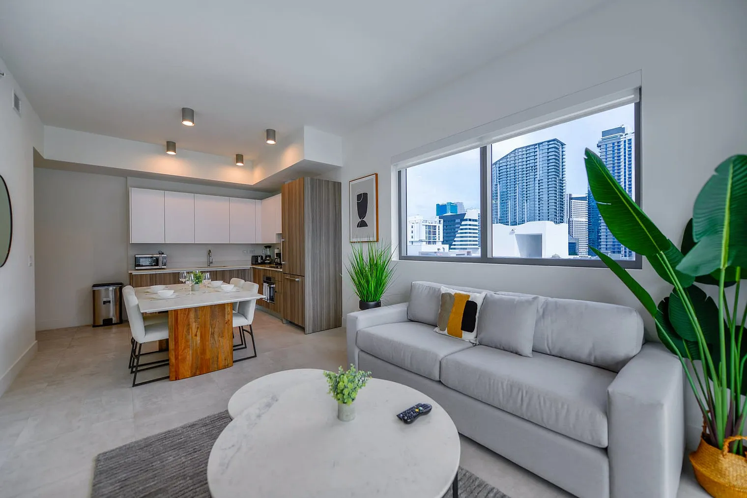 1 bed, 1.0 bath, 570 sqft, $6,585 — Photo 2