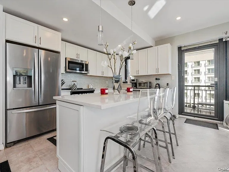 100 W Broadway #4F — Photo 13