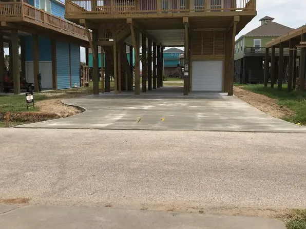 882 Townsend Dr, Crystal Beach, TX 77650