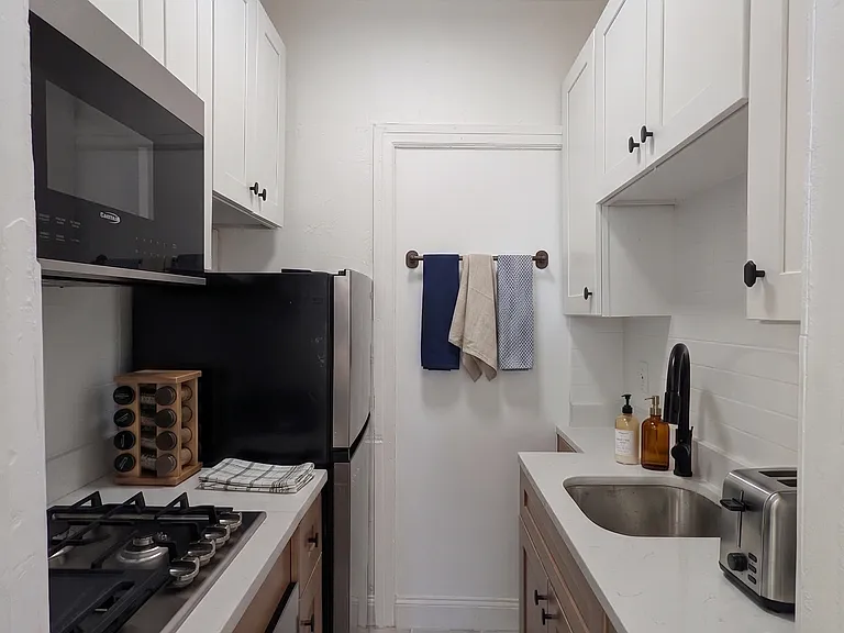 1036 W Walnut St #3F — Photo 10