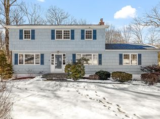 9 Edgewood Dr, Katonah, NY 10536