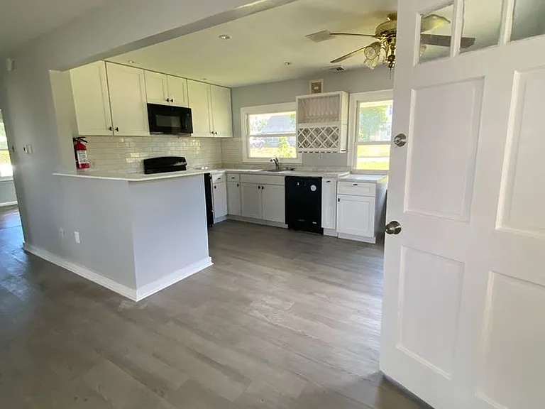 51 Peacock Ln — Photo 3