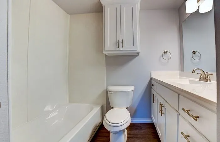 2431 E 10th St #5 — Photo 6