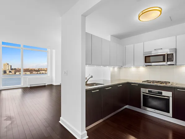 100 Riverside Boulevard image 1 of 22