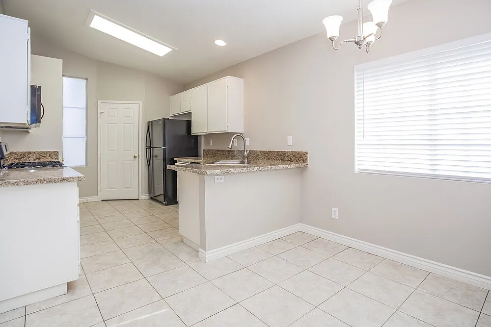 3 bed, 2.0 bath, 1374 sqft, $2,030 — Photo 3