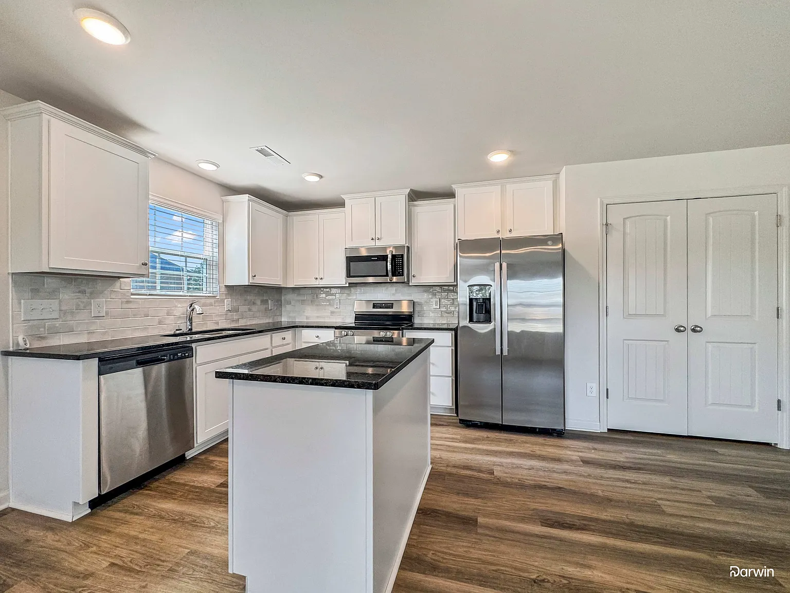 3 bed, 2.0 bath, 1383 sqft, $1,690 — Photo 3