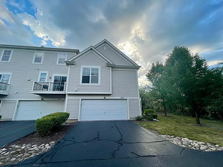 526 Grosvenor Ln — Photo 1
