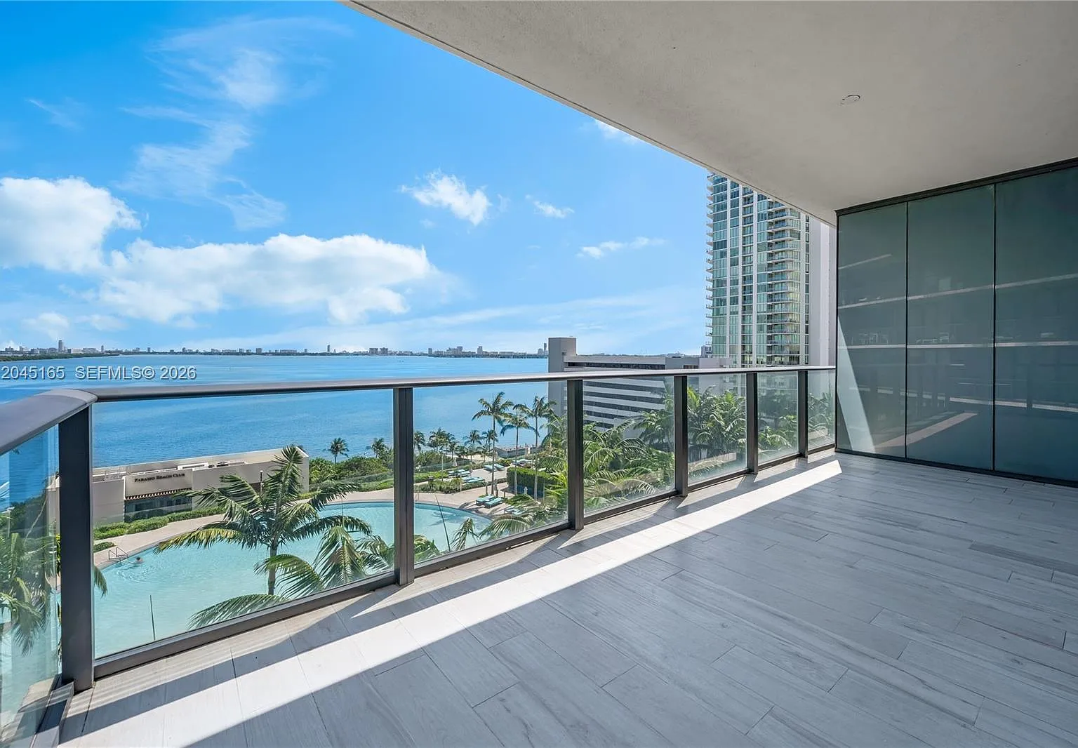 Gran Paraiso Condo — Photo 3