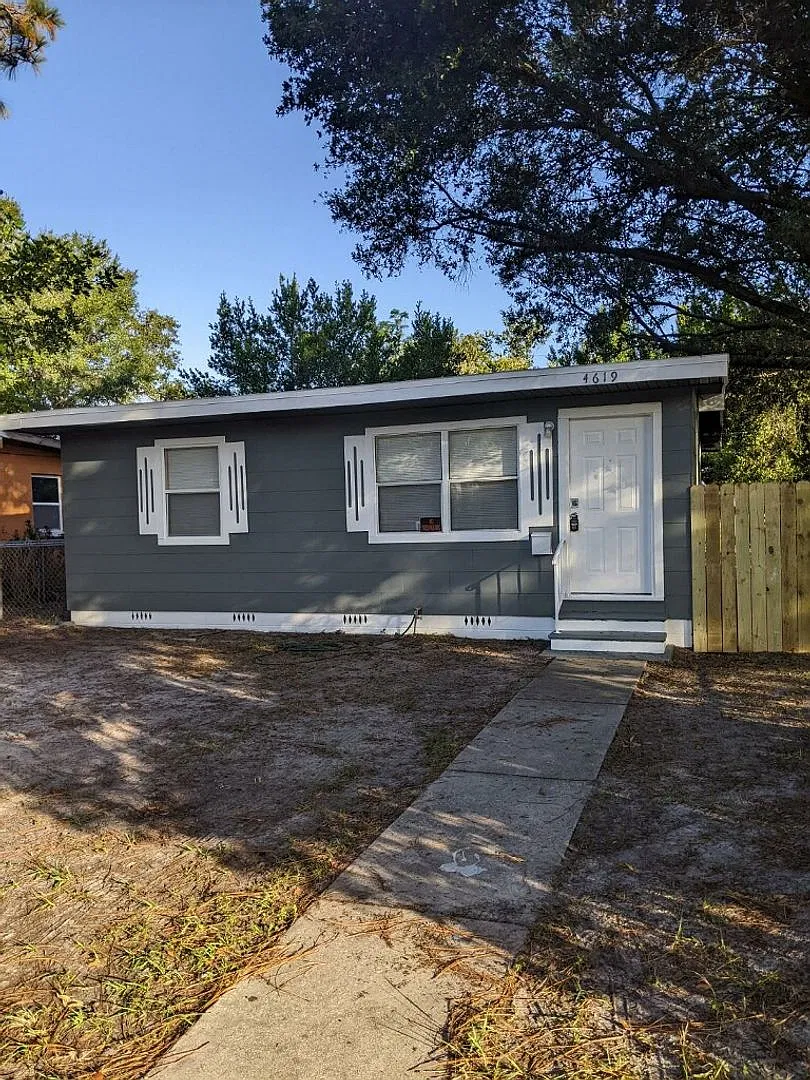 2/1/ home in St. Pete — Photo 1
