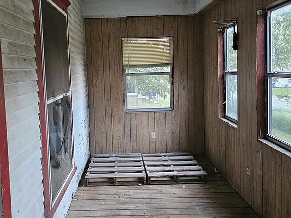4th image of 614 W 8th St