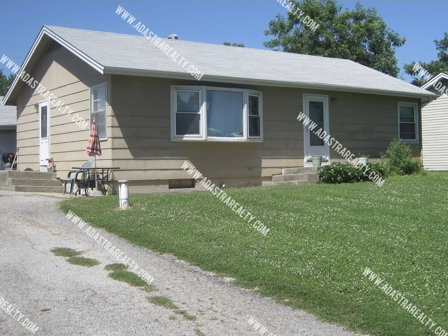 Adorable 2 Bedroom House in Lawrence-Available NOW!! — Photo 4