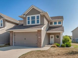 410 Cimarron Dr, Hiawatha, IA 52233