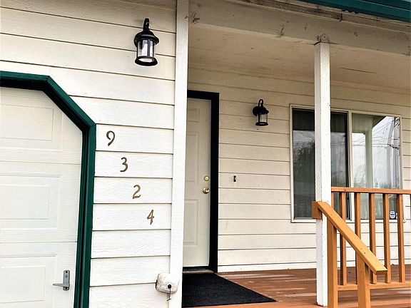 Front covered porch entry w/bench