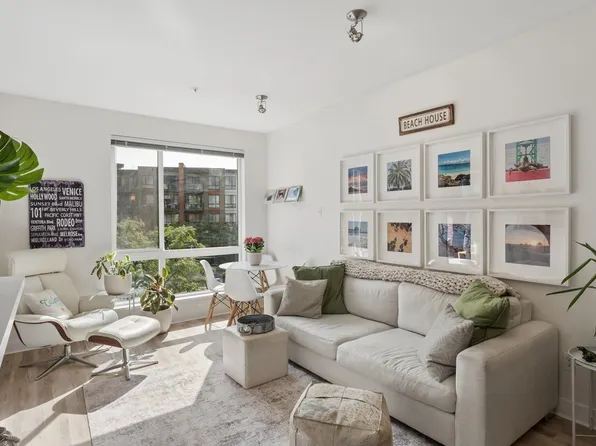 733 3rd St W #312, North Vancouver, BC V7M 0C8