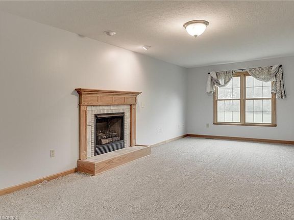 5th image of 388 Portsmouth Ave
