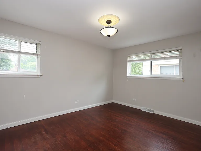 613 Leamington Ave — Photo 16