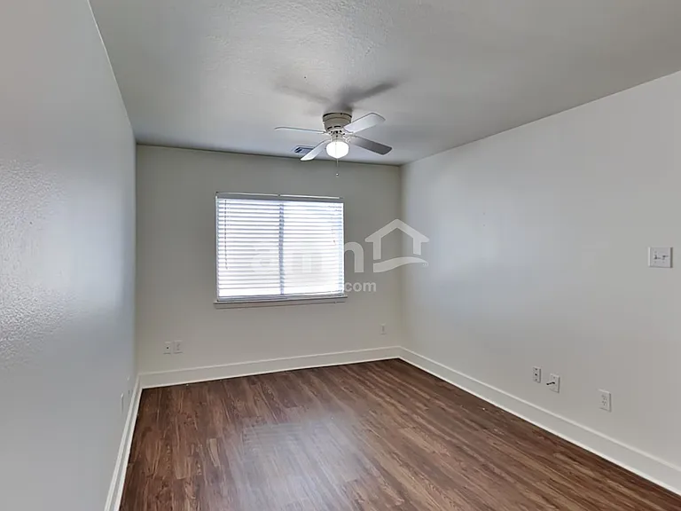 817 Lightningbug Ln — Photo 10