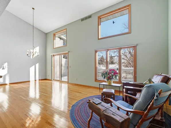 6733 W 82nd St, Bloomington, MN 55438