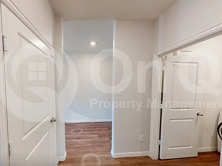 2402 Buchanan Ln — Photo 14